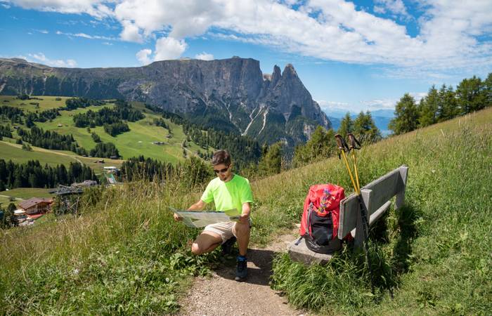 Aktivitäten wie Wandern, Mountainbiken oder Langlaufen auf der Seiser Alm fördern nicht nur die körperliche Gesundheit, sondern wirken sich auch positiv auf den Geist aus. (Foto: AdobeStock - 169187412 Henry Czauderna)