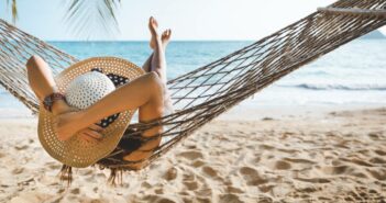 Entspannung pur: Urlaub als Auszeit für Körper und Seele (Foto: AdobeStock 435196429 Peera)