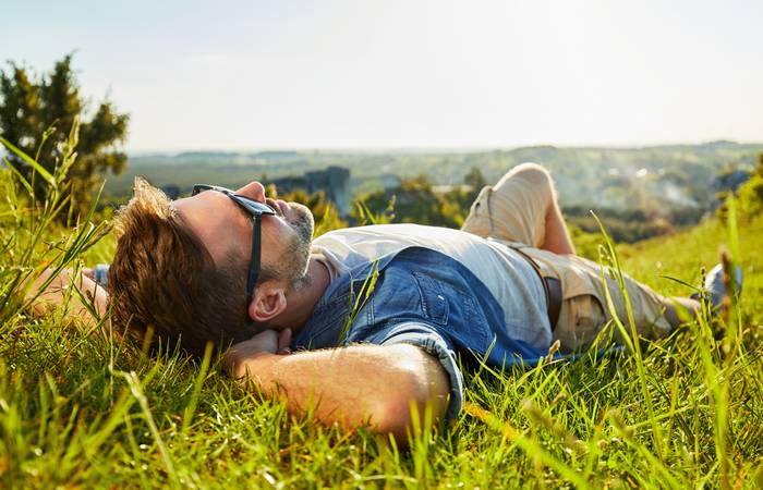 Der Urlaub ist die perfekte Gelegenheit, die Kunst des Nichtstuns zu üben. Setz dich an einen ruhigen Ort, hör dem Wind zu, beobachte die Wolken oder genieße die Stille. (Foto:  AdobeStock 159293330 baranq)